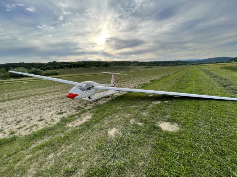 D3CEB5FC 8898 4461 87E1 32D6D3315470