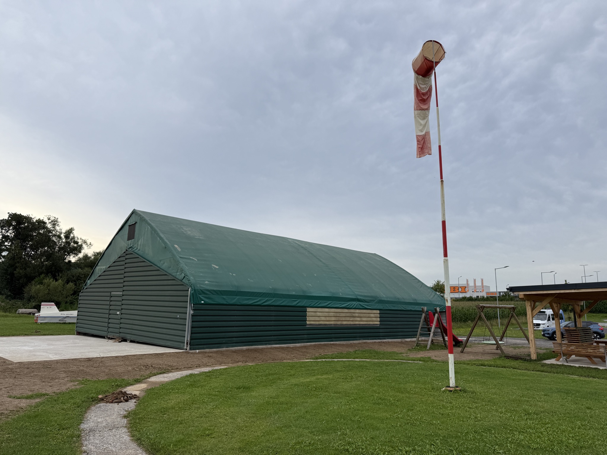 Mehr über den Artikel erfahren Der Flugplatz Pinkafeld hat einen neuen Hangar!